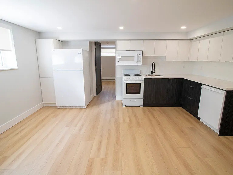 179 Burnside Dr #LOWER — Photo 11