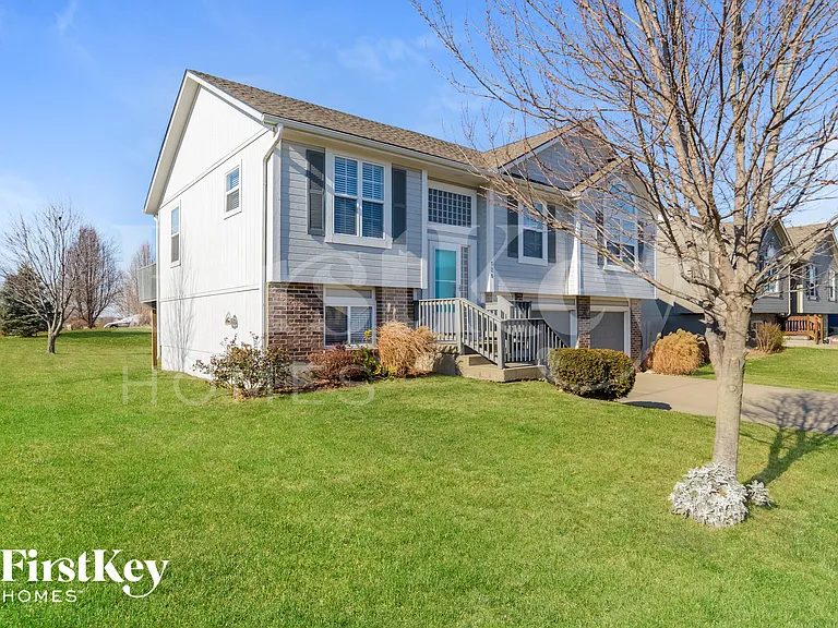 728 Corrington Dr — Photo 2