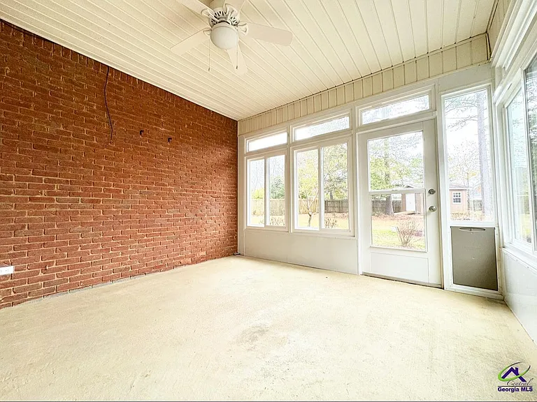 701 Victoria Cir — Photo 25