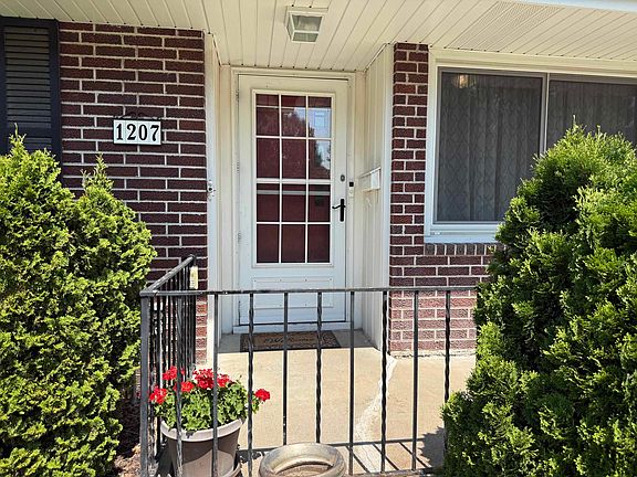 3rd image of 1207 W Philip Ave