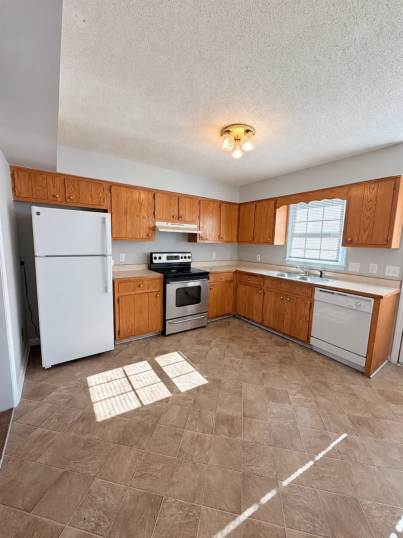 303 Dare St — Photo 2