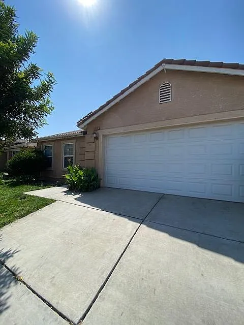 2129 W Solis St photo 1