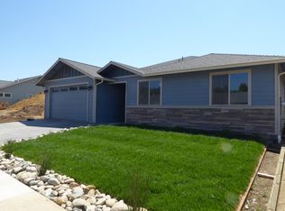 725 Hilltop Dr, Fortuna, CA 95540