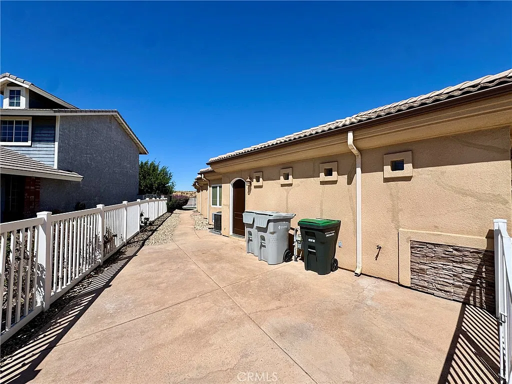 3 bed, 1866 sqft, $3,000 — Photo 3