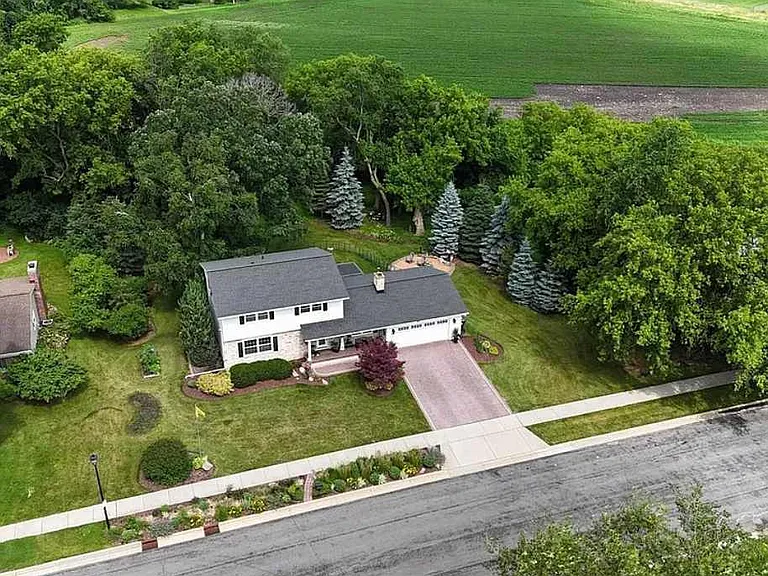900 Woodview Dr — Photo 1