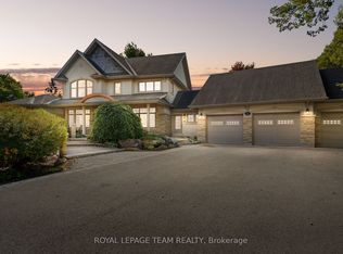 7 Sara Ct, Ottawa, ON K2R 1E2