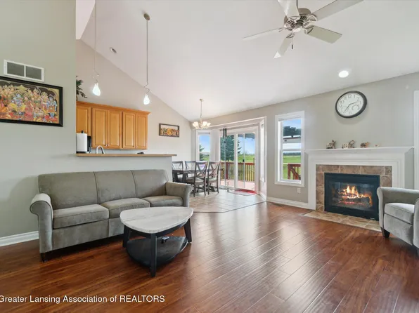 1853 Parakeet, Holt, MI 48842
