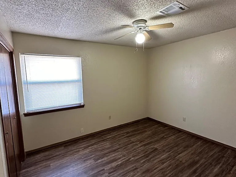 210 NW North St #7 — Photo 6