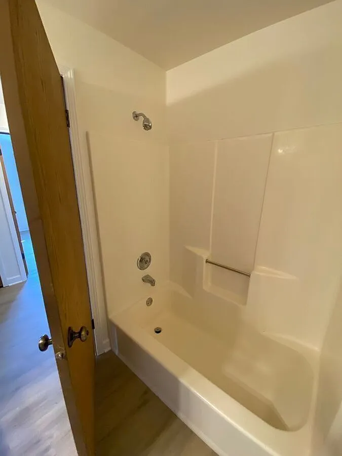 Spacious 2-Bedroom Apartment in Kenosha Great Location! — Photo 4