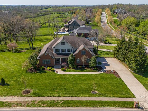 4th image of 300 Stonegate Dr
