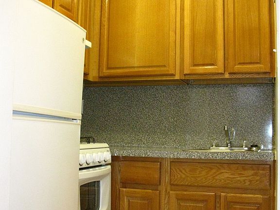 3rd image of 140 W 73rd St APT 10