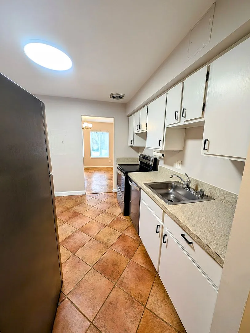 Spacious North Bethesda 3BR with Private Patio & Resort-Style Amenities — Photo 4