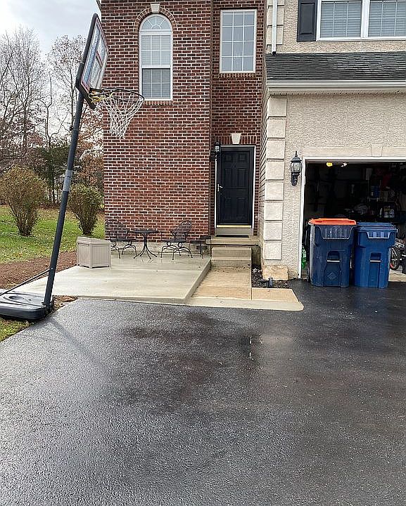 1st image of 220 Holbrook Ln