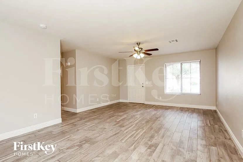 3 bed, 2.0 bath, 1306 sqft, $2,220 — Photo 3