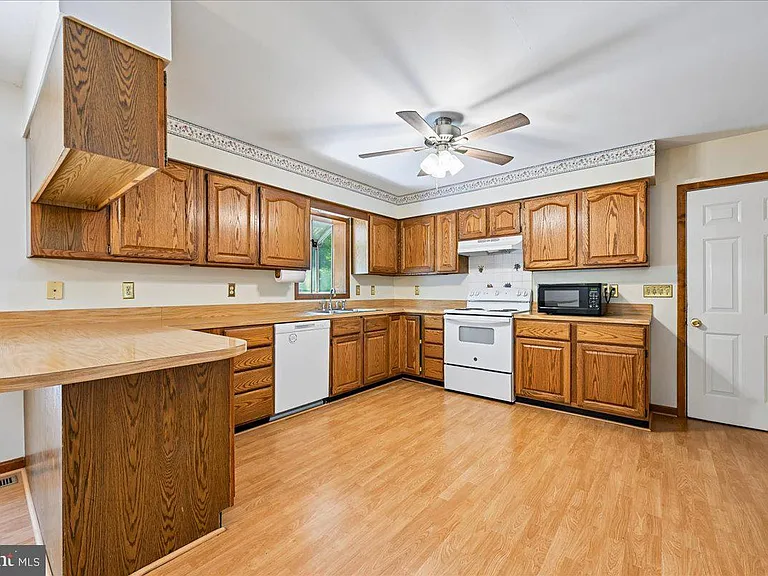 13245 Croom Rd — Photo 23