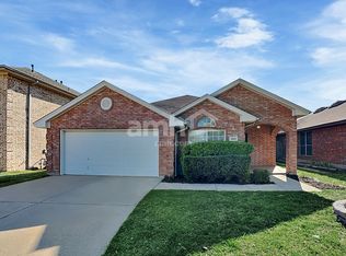 909 Remington Dr, Saginaw, TX 76131