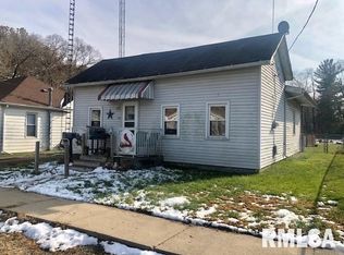 210 E Liberty St, Petersburg, IL 62675