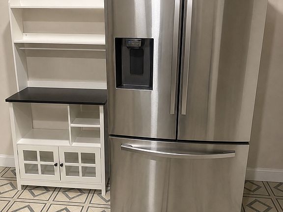 2nd image of 136 E Franklin St APT 2