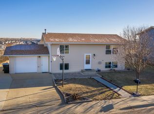 314 Suncrest Ave, Dickinson, ND 58601
