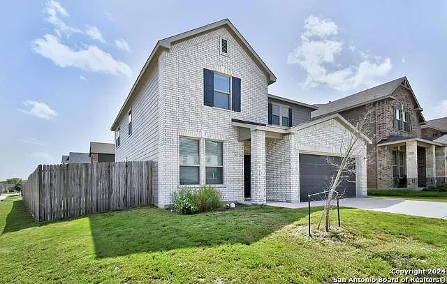 5 bed, 3.5 bath, 2700 sqft, $2,100 — Photo 2