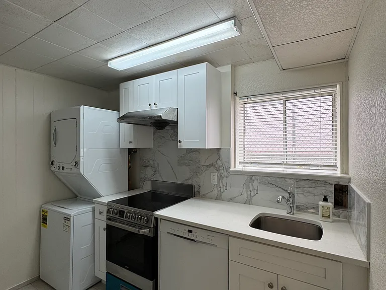 2642 Waverley Ave #BASEMENT — Photo 1