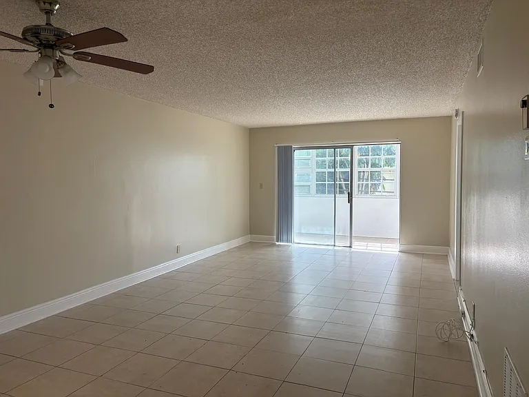 1700 NW 58th Ter #2H — Photo 6
