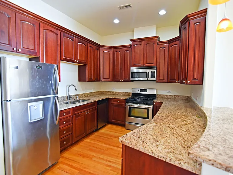 5140 N Clark St — Photo 5