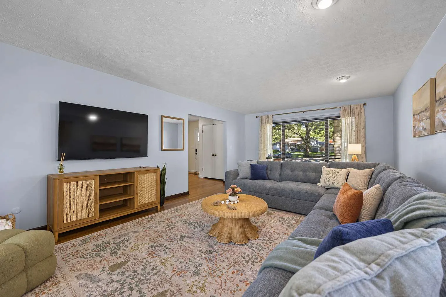 4 bed, 2.0 bath, 2766 sqft, $8,160 — Photo 1