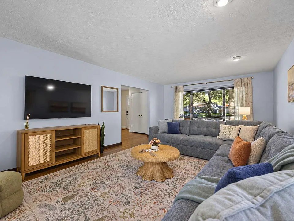 1349 Redwood Ct #ID1641548P