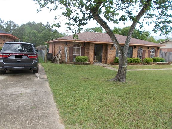 3rd image of 921 Oakbrook Dr