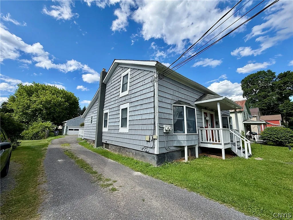 2 bed, 1.0 bath, 1220 sqft, $1,400 — Photo 2