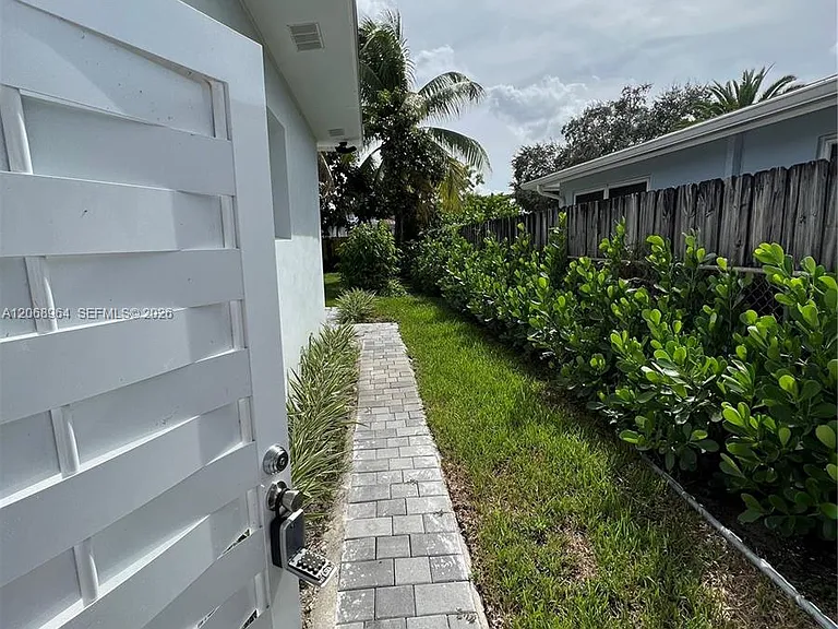 850 NE 127th St — Photo 35