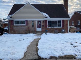 22050 Mauer St, Saint Clair Shores, MI 48080