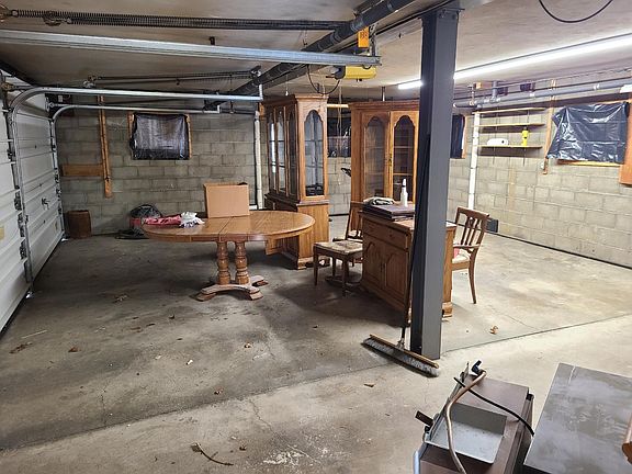 5th image of 154 Souh Cedar St