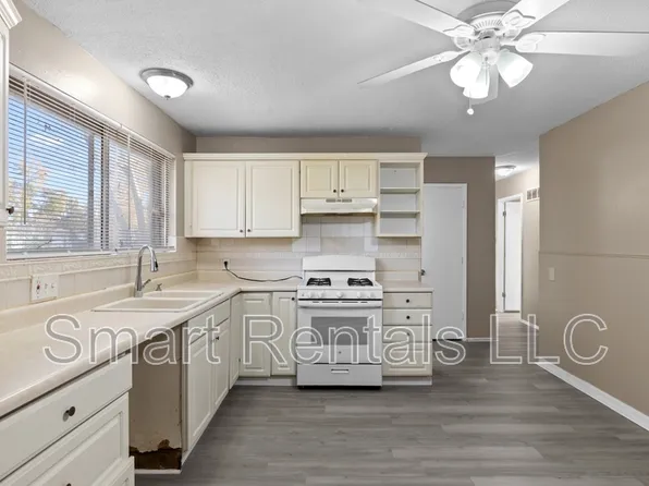 695 Charvel Dr, Florissant, MO 63031