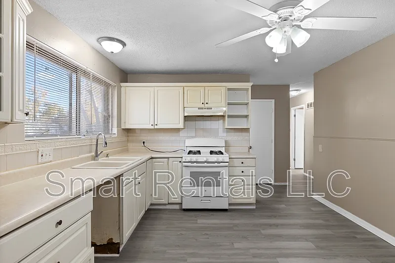 695 Charvel Dr photo 1