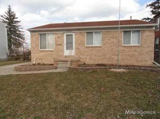 26370 Greenleaf St, Roseville, MI 48066