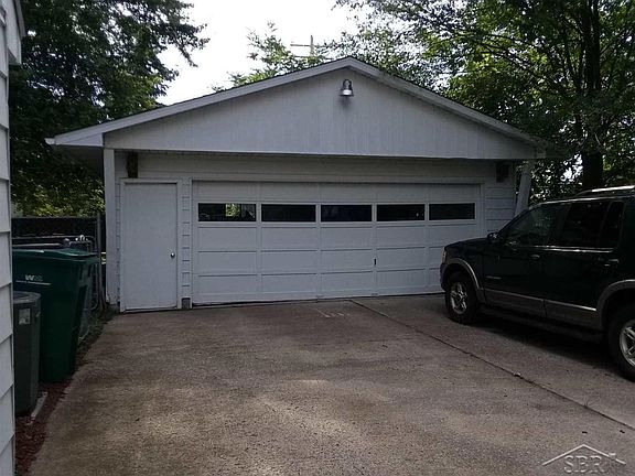 3rd image of 110 Southlawn Dr