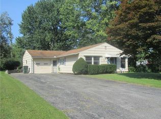 8 Daunton Dr, Rochester, NY 14624