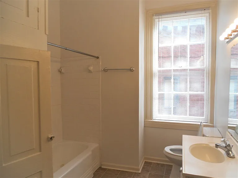 224 E Huntingdon St — Photo 4