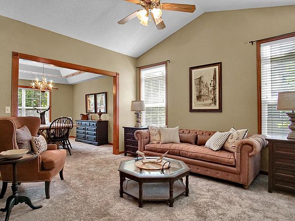 4th image of 105 Kingsbrooke Blvd