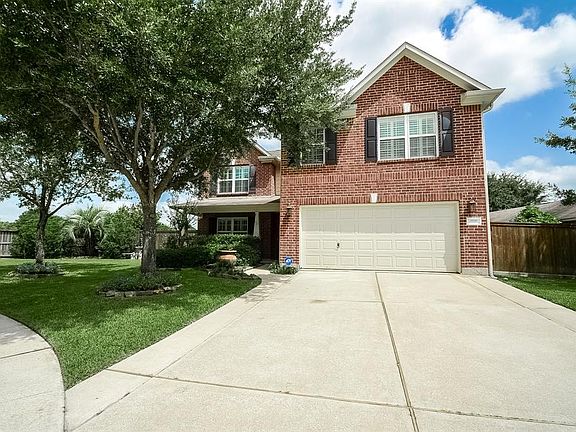 This house has an abundance of nature creating an attractive environment for the home.