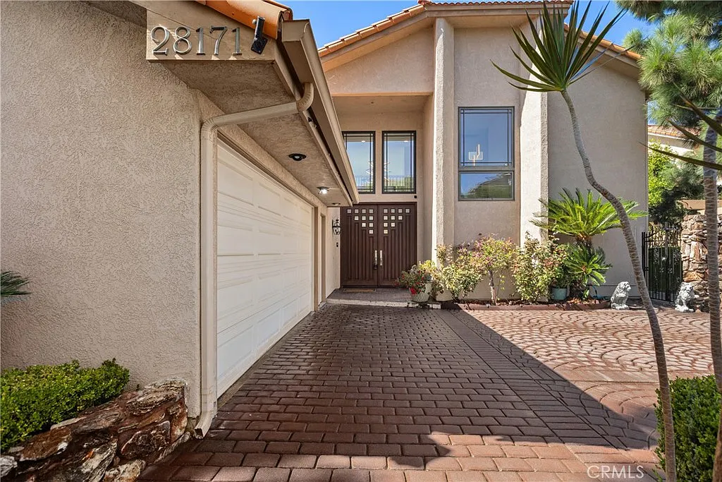 4 bed, 2.5 bath, 3418 sqft, $8,900 — Photo 3