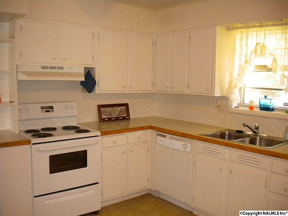 5th image of 3310 Village Dr SW