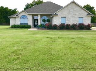 305 Hill Rd, Smithville, TX 78957