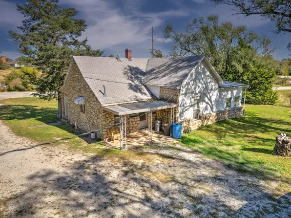 121 W 33rd Ave, Winfield, KS 67156