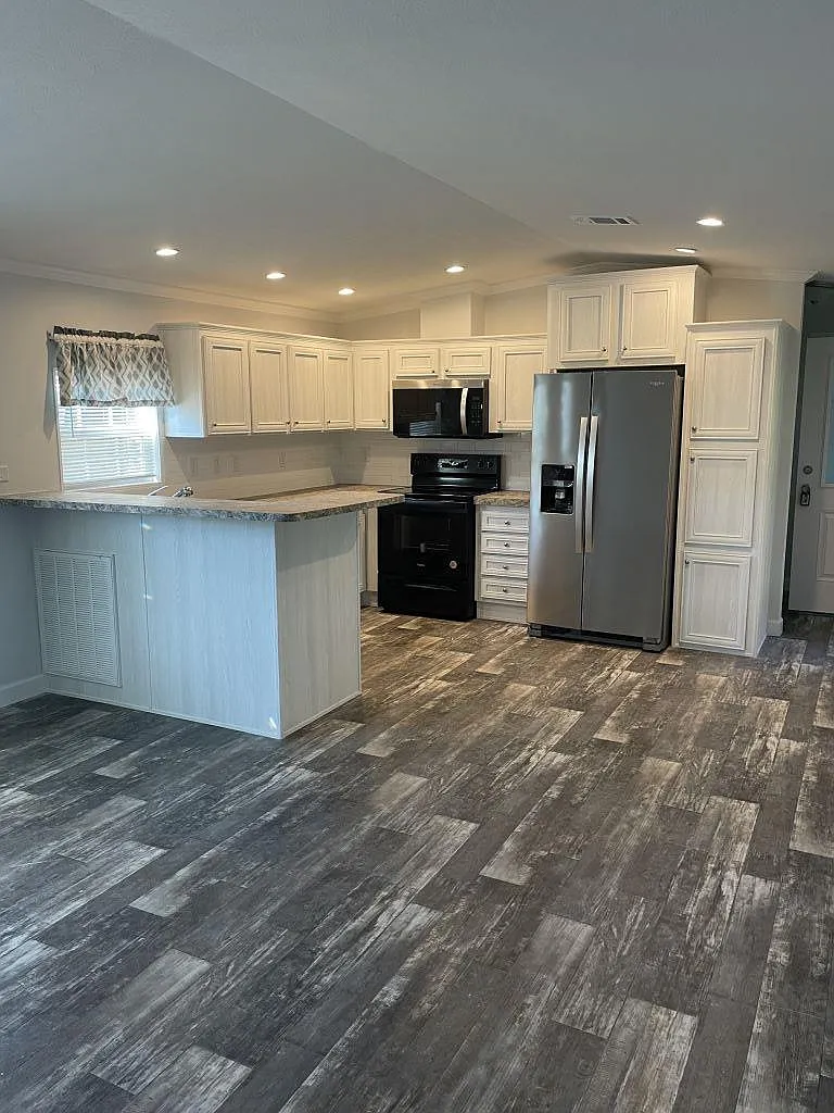 3 bed, 2.0 bath, 991 sqft, $1,399 — Photo 2