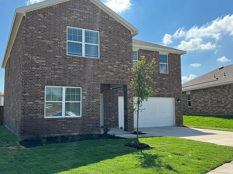 702 Camden Dr — Photo 2
