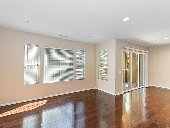 5th image of 1800 Oak St Unit 325