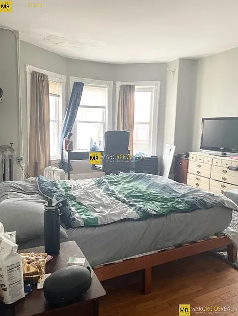 6 bed, 2.5 bath, 9999 sqft, $9,500 — Photo 3